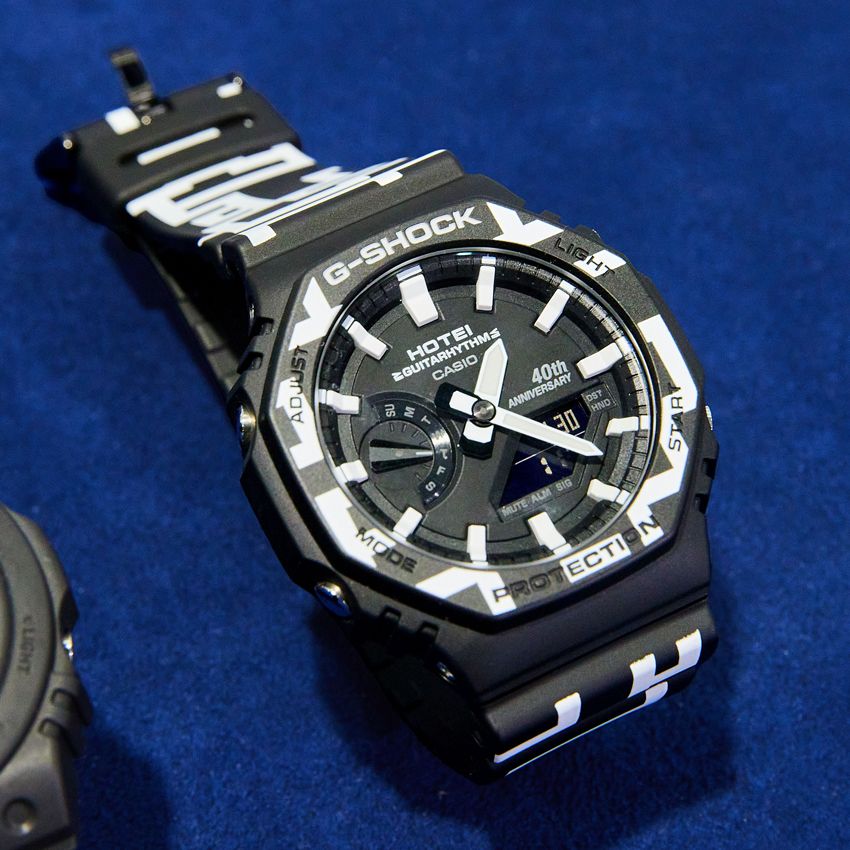 布袋寅泰とのコラボモデル。特徴的なギターのデザインが時計に落とし込まれている。