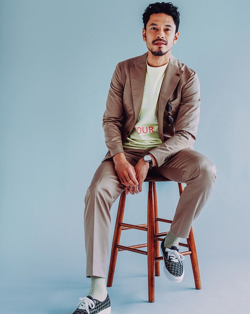 腕時計152万9000円／グランドセイコー（セイコーウオッチ　0120-302-617）、スーツ19万300円／タリアトーレ（トレメッツォ　03-5464-1158）、Tシャツ1万4300円／コース（カヴァレリア　06-6258-7577）、スニーカー7700円／ヴァンズ（ヴァンズジャパン　0120-994-250）、胸に挿したサングラス5万2800円／オールドジョー グローブスペックス オプティカル コー（グローブスペックス エージェント　03-5459-8326）