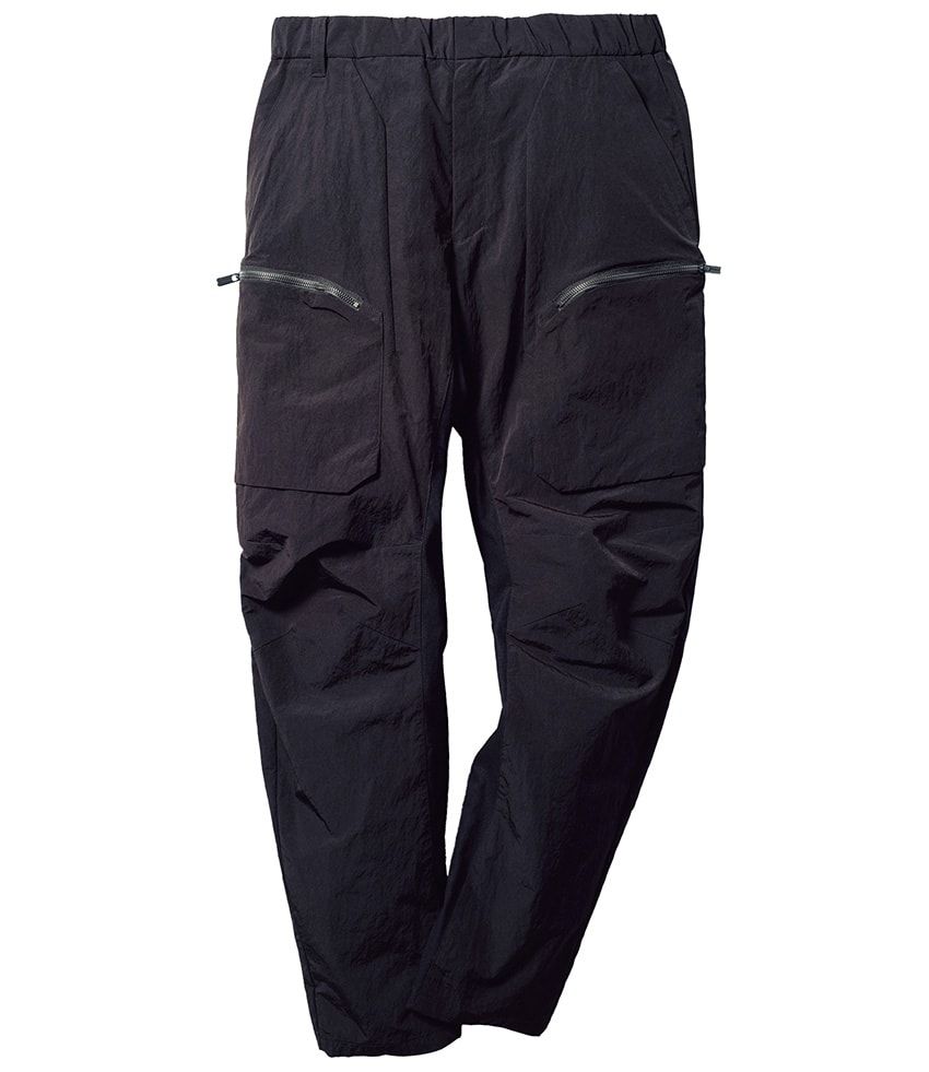 立体パターンや素材の使い分け、出し入れしやすくも収納品が落ちにくいポケットなど、ストレスフリーな設計を採用した。5万600円／ホワイトマウンテニアリング