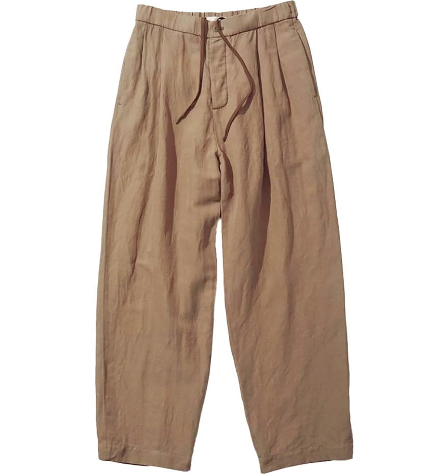 強撚のコットン糸×細いリネン糸からなる微起毛の生地を、製品染めで仕上げた一本。さらっとした肌触りと豊かなハリが春夏に気持ちいい。4万7300円／エイトン（エイトン青山