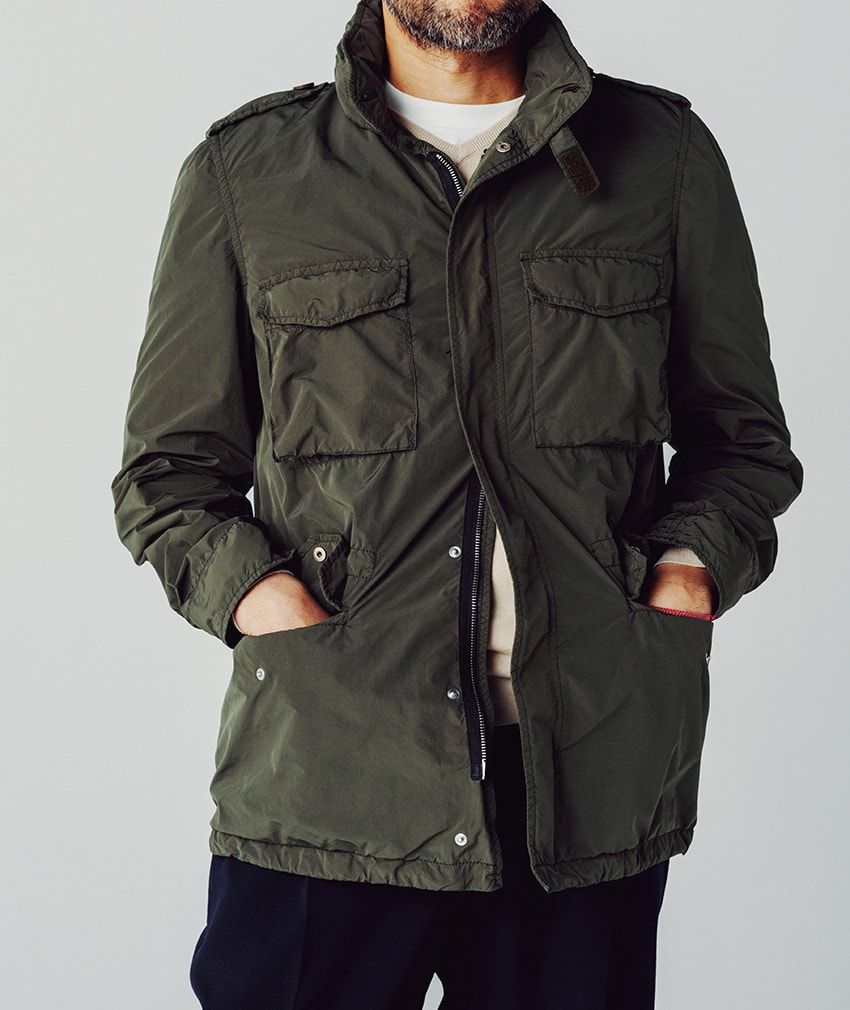 ジャケット13万6400円/アスペジ(トヨダトレーディング 03-5350-5567)、ニット4万5100円/ジョン スメドレー(リーミルズエージェンシー 03-5784-1238)、中に着たTシャツ1万9800円/ユーゲン(イデアス 03-6869-4279)、パンツ4万9500円/ヒューベント(アルファ PR 03-5413-3546)