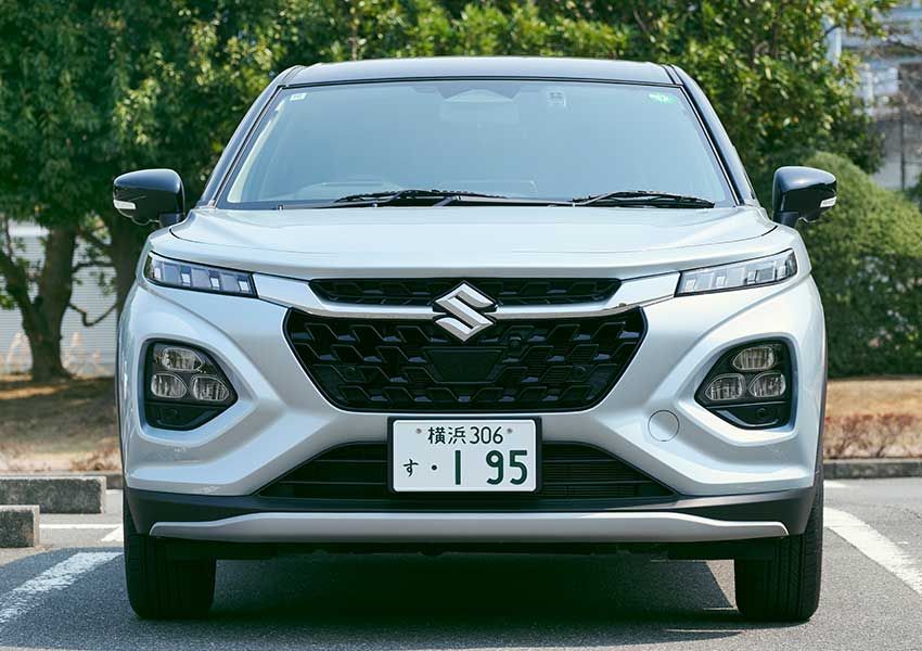 車両サイズは全長3995mm×全幅1765mm×全高1550mm。最小回転半径は4.8mとコンパクトで、狭い道でも安心の取り回しの良さを誇る。