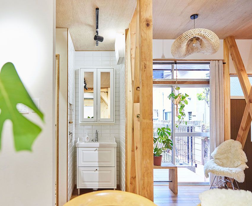 中野の物件では勝手口だった扉を取り払って、代わりに洗面台を設置。