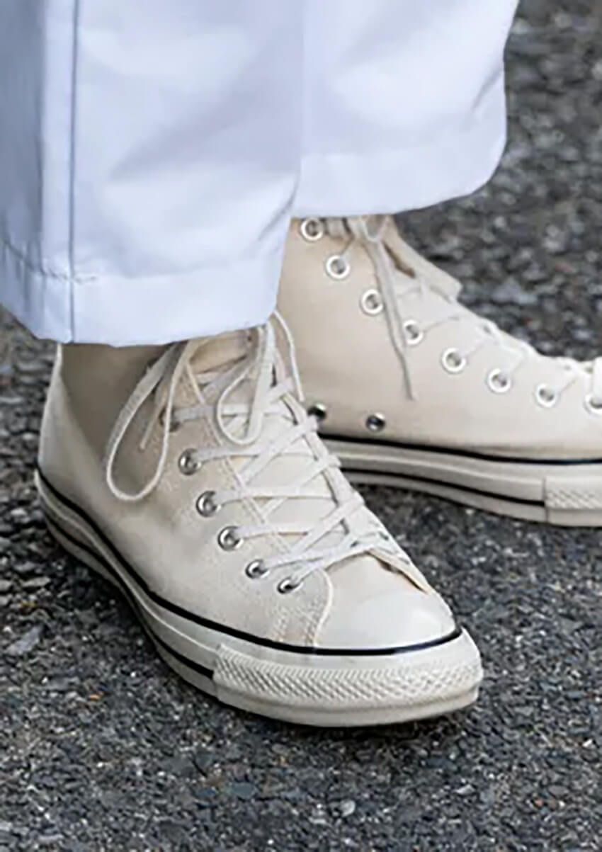 シンプルな「白コンバース」はこう履く！愛用者3人の“ありきたりに見せない”着こなし例 - 1枚目の画像