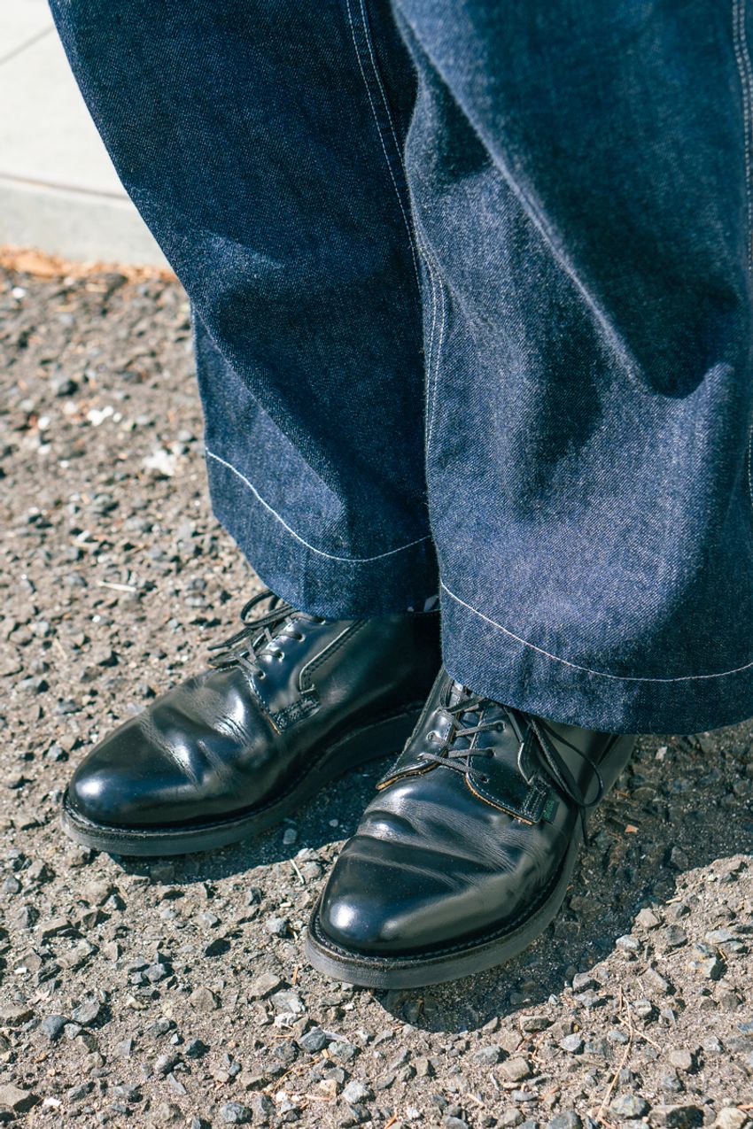 【2025年最新版】春のデニムスタイルを街角スナップで！愛用ブランドはリーバイス、リーetc. - 3枚目の画像