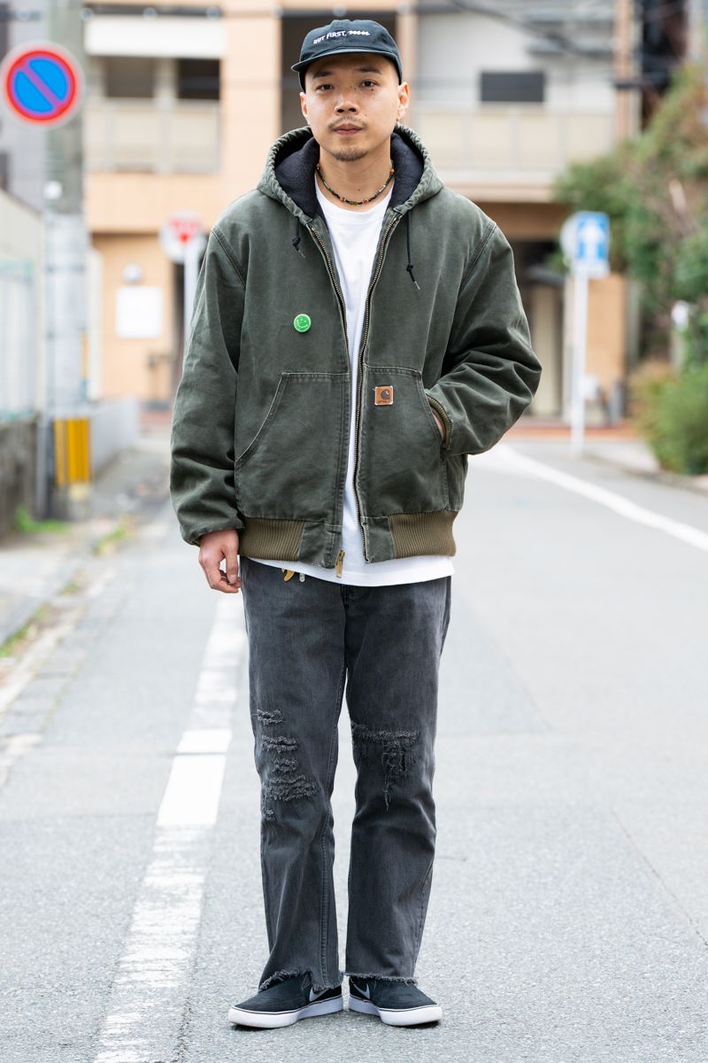 パーカ＝カーハート　Tシャツ、帽子＝ともにマヌコーヒー　デニム＝リーバイス　シューズ＝ナイキエスビー  