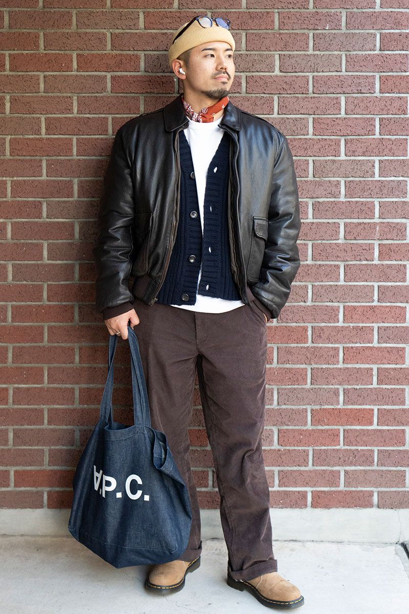 ジャケット＝エルエルビーン　カーディガン＝ザラ　 Tシャツ＝コス　パンツ＝ディッキーズ　シューズ＝ドクターマーチン　帽子＝ラカル　眼鏡＝モスコット　バッグ＝アーペーセー　スカーフ＝ユナイテッドアローズ　ブレスレット、リング＝ともにチカシ