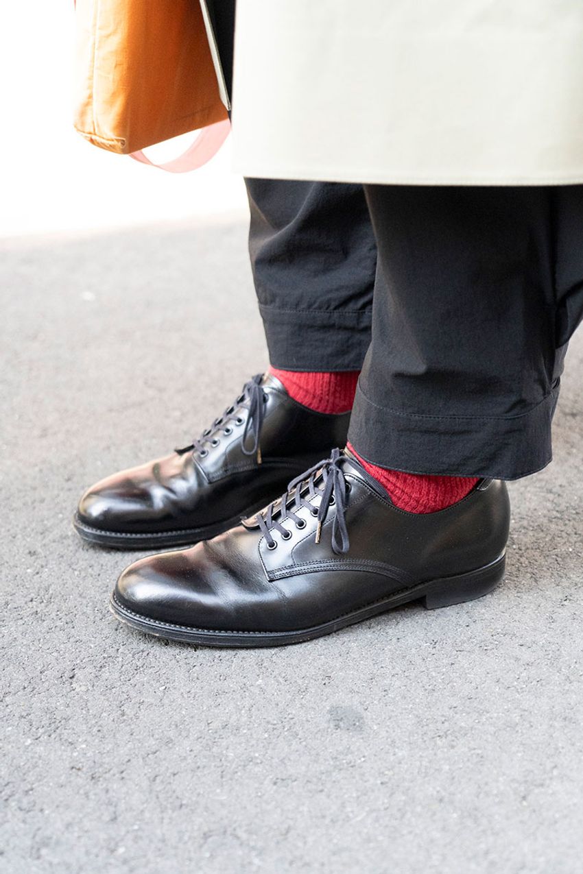 足元が垢抜ける着こなしテク3選をスナップで！ 無造作ロールアップ、カラーソックスetc. - 3枚目の画像