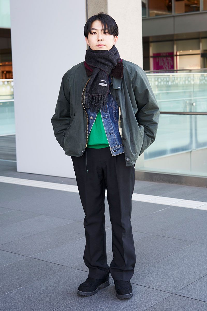 ジャケット＝バブアー　Gジャン＝リーバイス　ニット＝ノーブランド　パンツ＝不明　シューズ＝ウィテンプト　マフラー＝ビームス