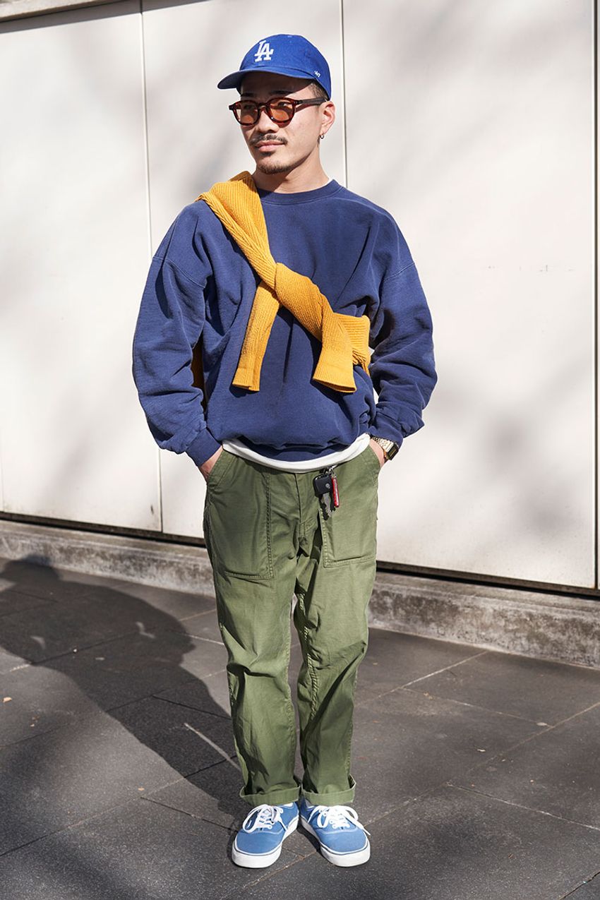 「いつもと違うスウェットコーデ」なら、“掛ける”or“重ねる”が◎！街角スナップ3選で解説 - 6枚目の画像