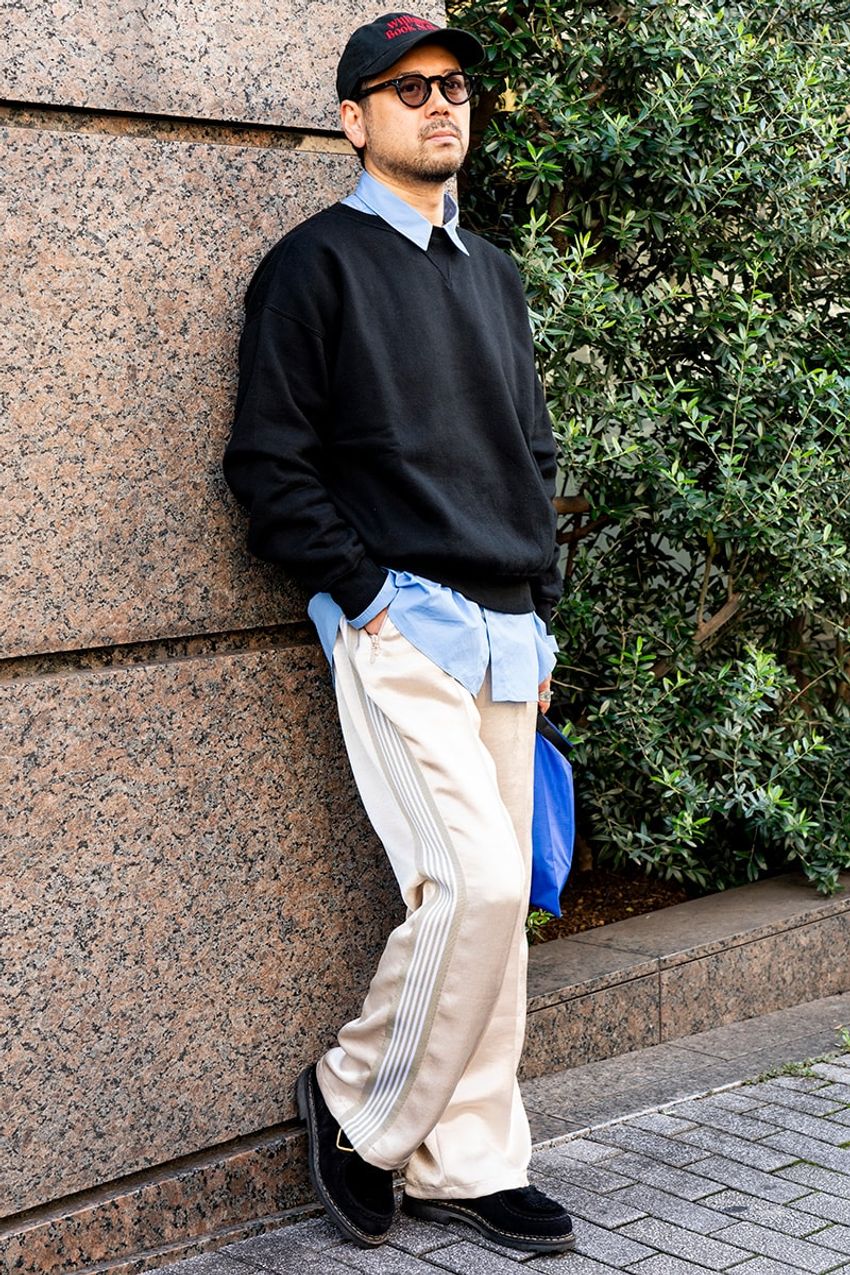 「いつもと違うスウェットコーデ」なら、“掛ける”or“重ねる”が◎！街角スナップ3選で解説 - 4枚目の画像