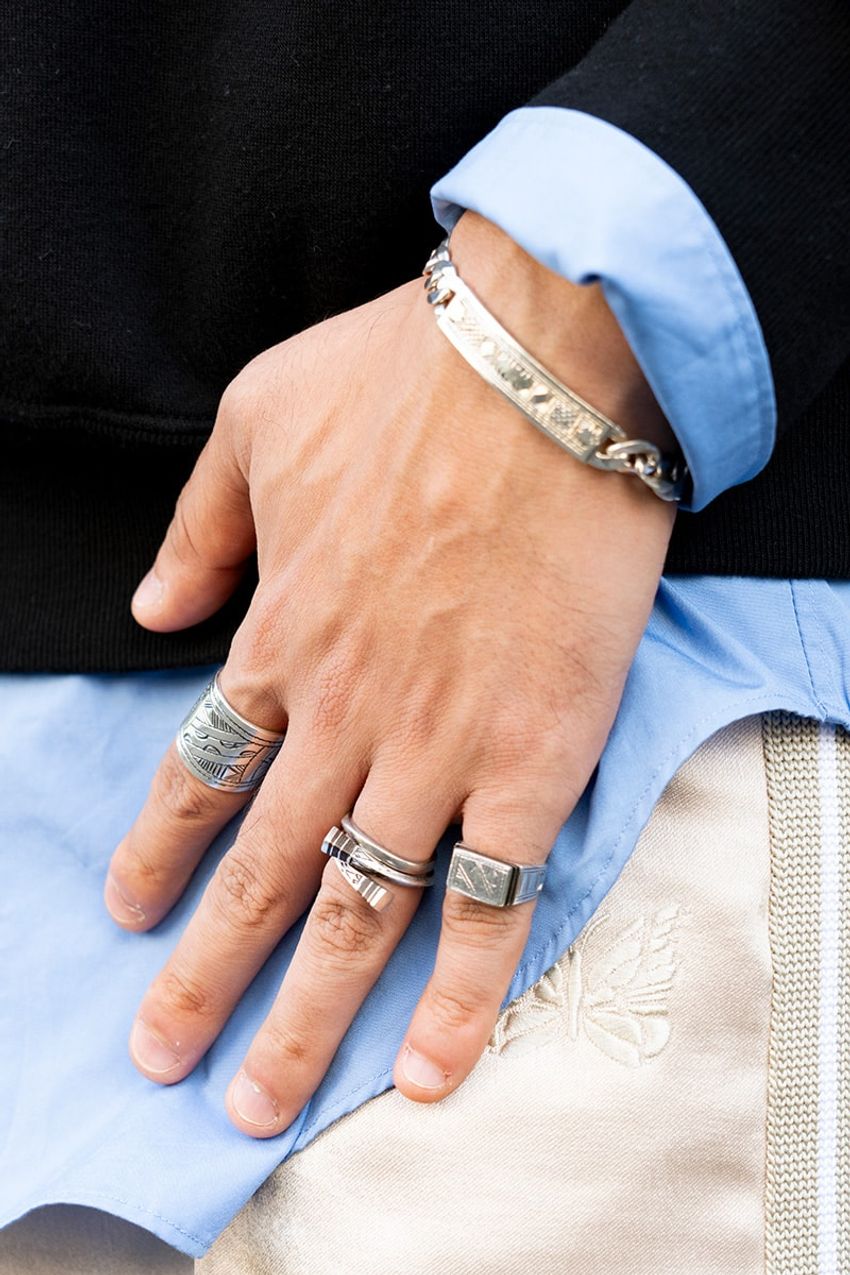 「いつもと違うスウェットコーデ」なら、“掛ける”or“重ねる”が◎！街角スナップ3選で解説 - 5枚目の画像