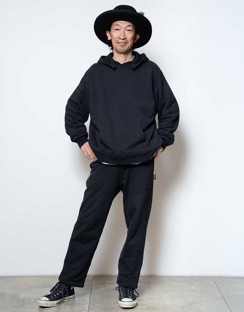 セットアップ／Gショック×ビームス、サーマル／ブルックス ブラザーズ、スニーカー／コンバース（すべて原の私物）