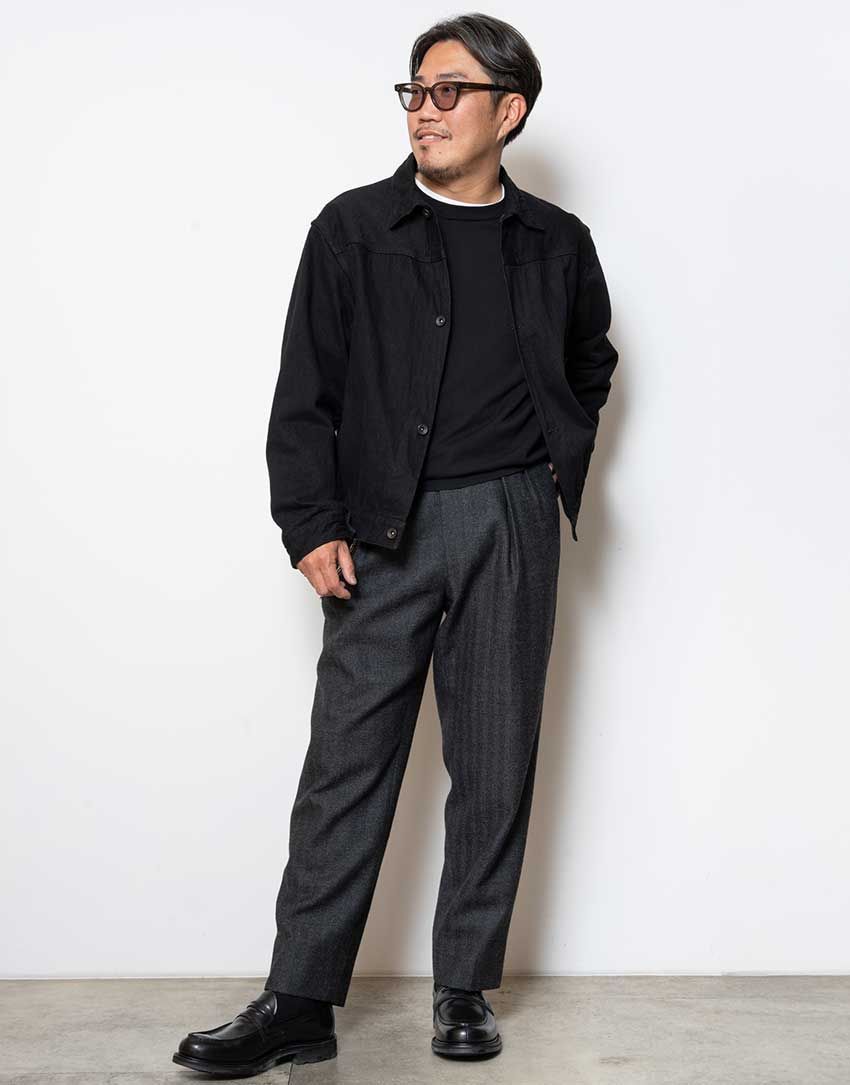 デニムジャケット／コモリ、ニット／ドリス ヴァン ノッテン、パンツ／キャプテン サンシャイン、靴／チャーチ（すべて菊池さんの私物）