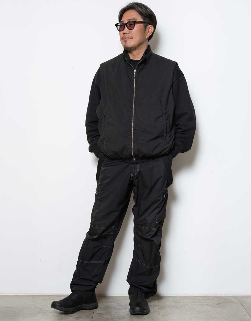 スウェット／ドリス ヴァン ノッテン、ベスト／キャプテン サンシャイン、パンツ／C.E、スニーカー／サロモン、メガネ／アヤメ（すべて菊池さんの私物）