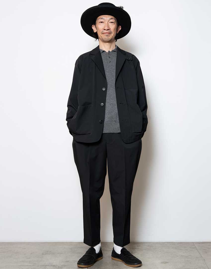 セットアップ／ホワイトマウンテニアリングのオーシャンズコラボ「エディターズスーツ」、ニット／ディオール、靴／アディダス オリジナルス（すべて原の私物）