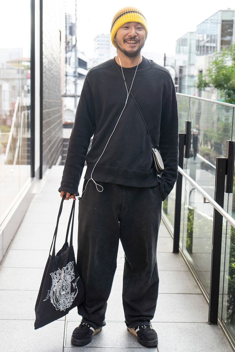 スウェット、パンツ＝ともにヨウジヤマモト