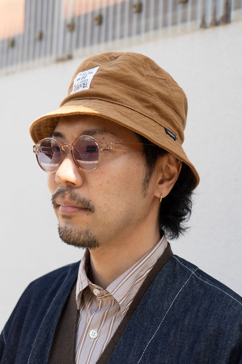 春の街角に増殖中！大人のバケットハットコーデ3選。愛用ブランドは