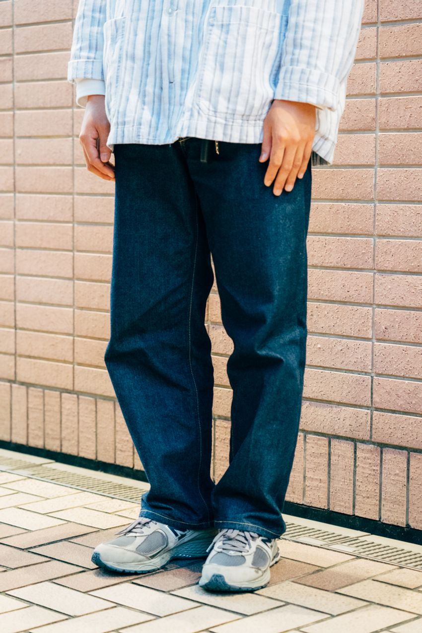 【20代〜40代】年代別「ストライプシャツ」コーデ3選。スウェット、チノetc.好相性のパンツも紹介 - 7枚目の画像