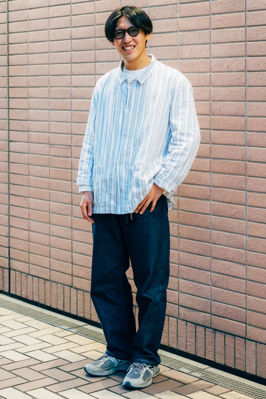 【20代〜40代】年代別「ストライプシャツ」コーデ3選。スウェット、チノetc.好相性のパンツも紹介 - 6枚目の画像