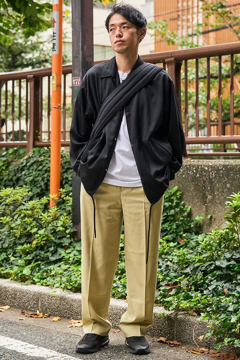 ジャケット＝マーカウェア　カットソー＝ユニクロ　パンツ＝オーラリー　バッグ＝ヨーク