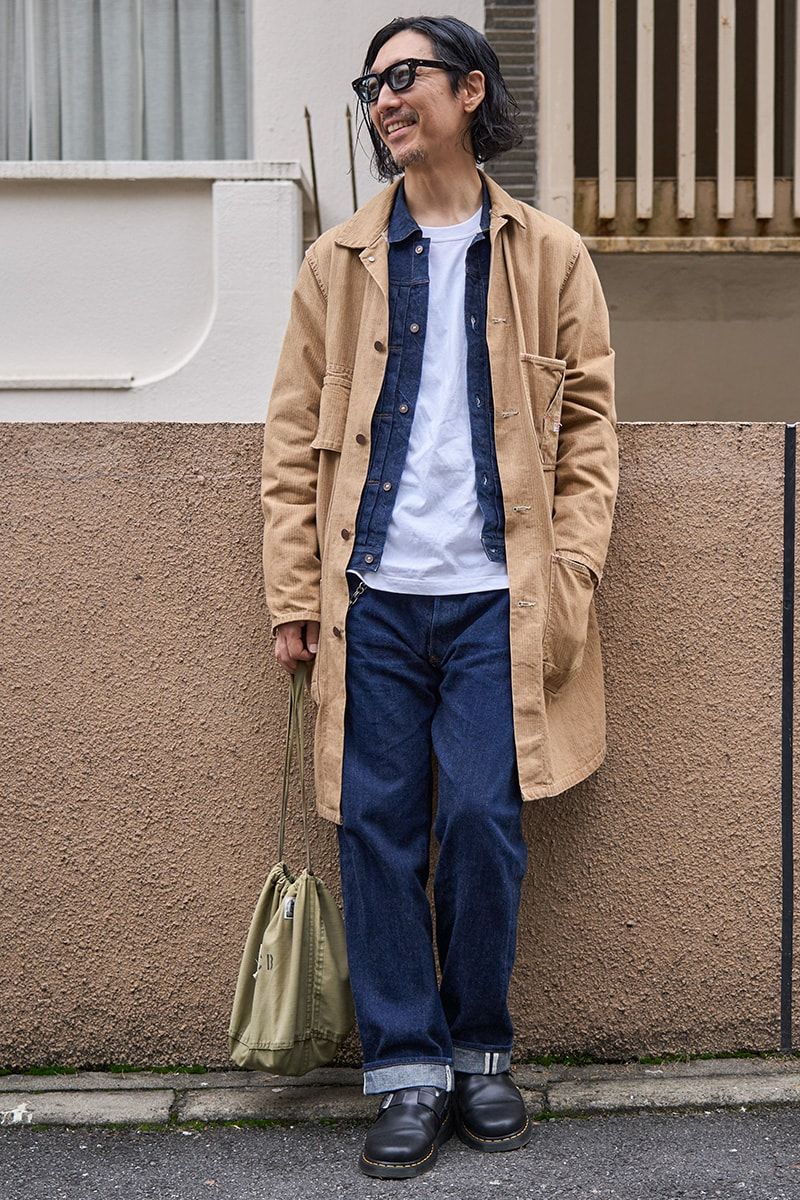 コート 、ジャケット、デニム、バッグ＝すべてTCBジーンズ 　Tシャツ＝ヘインズ