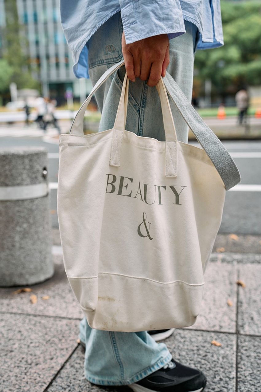 シャツ×デニムの好相性を再点検！30代が実践した大人コーデをスナップで観察 - 2枚目の画像