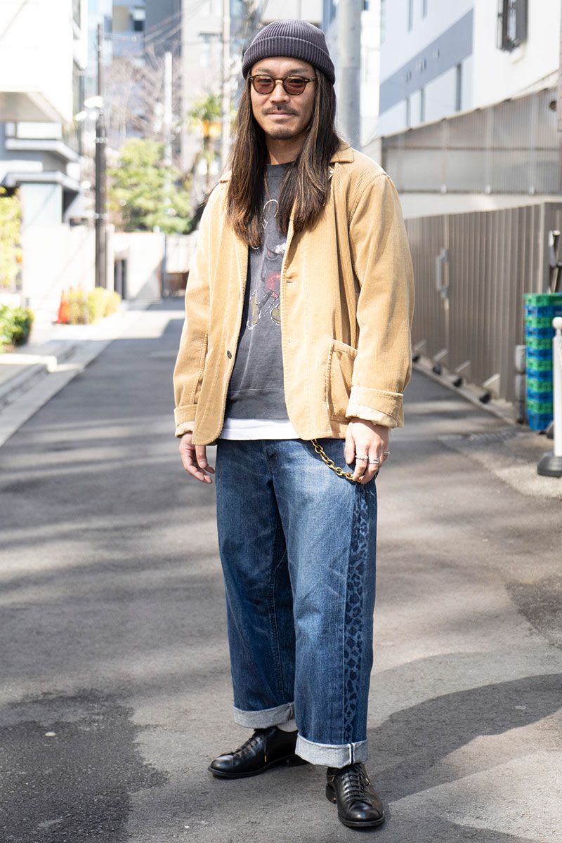 ジャケット=ナイジェルケーボン スウェット=レミレリーフ Tシャツ=チャンピオン デニム、ブレスレット=ともにブルーナボイン シューズ=ブラザーブリッジ 帽子=ノーブランド 眼鏡=モスコット 腕時計=ロレックス リング=サンシャインリーブス リング2=スタンレイパーカー リング3=ビリーブインミラクル