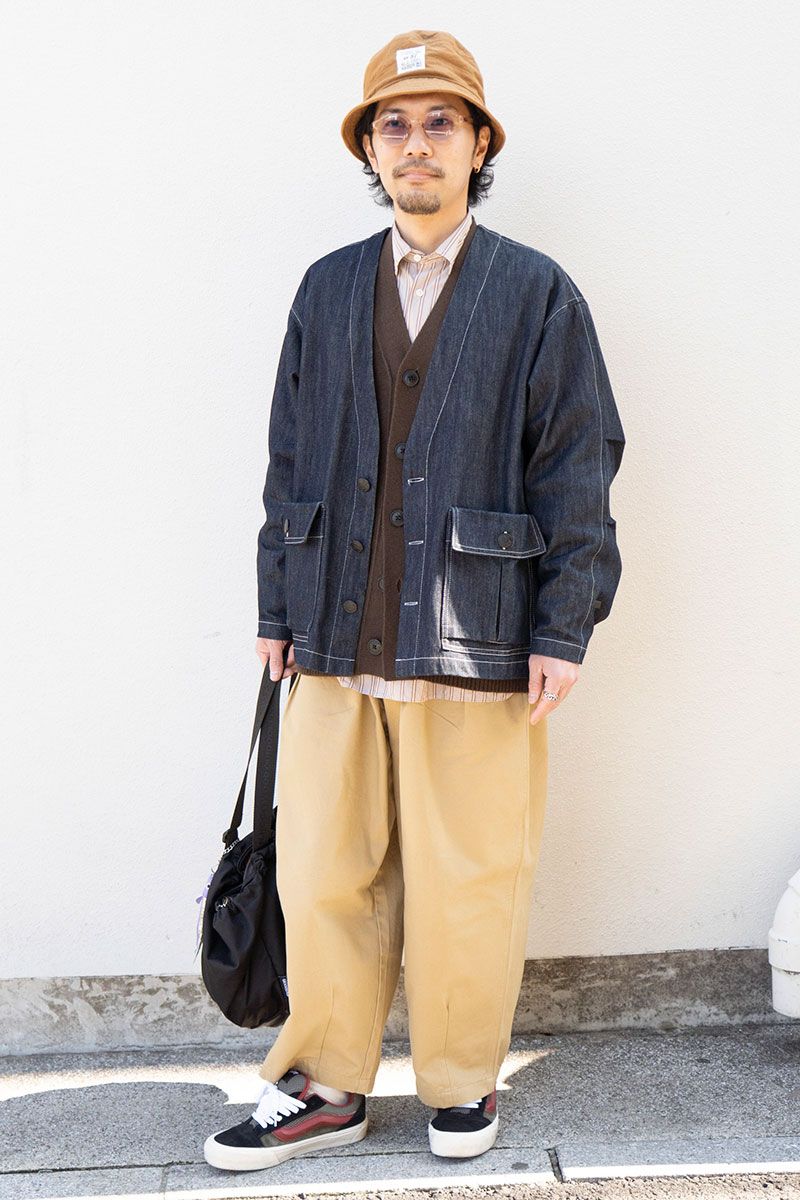 ジャケット、 パンツ=ともに不明 カーディガン=ユニクロ シャツ=マーカウェア シューズ=ヴァンズ 帽子=カシラ 眼鏡=ジュガードフォーティーン バッグ=エヌハリウッド×アウトドアプロダクツ リング=ヴィンテージ