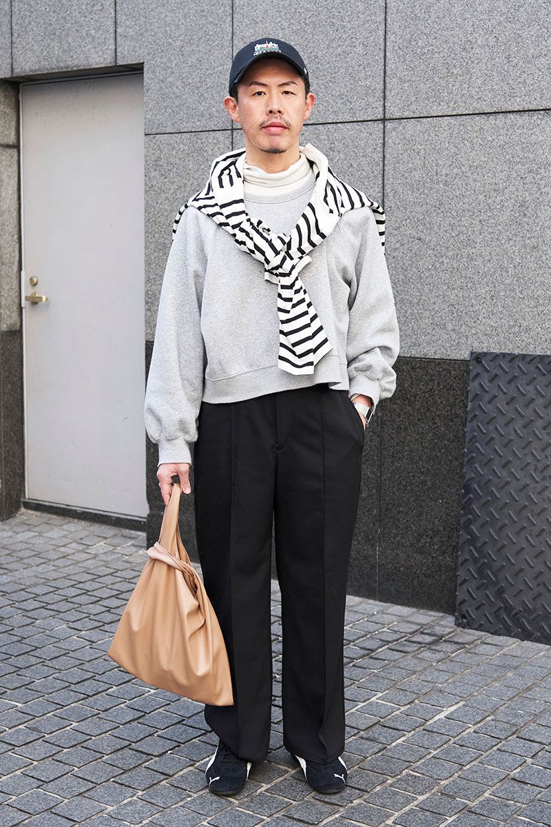 スウェット、ニット、カットソー、パンツ=すべて古着 シューズ=プーマ 帽子=ニート バッグ=ナノユニバース 腕時計=カシオ