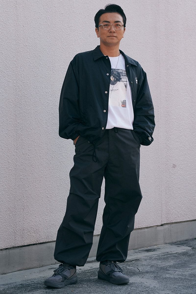 ジャケット＝ネイバーフッド　Tシャツ＝ナイキ × シュプリーム　パンツ＝ユナイテッドトウキョウ