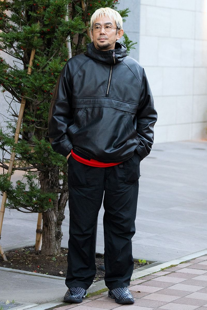 ジャケット=サンドウォーター パンツ=ノンネイティブ スニーカー=アシックス ノバリス 眼鏡=タカヒロミヤシタザソロイスト.