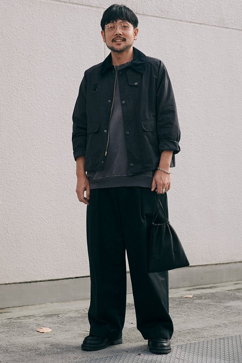 ジャケット＝バブアー　パンツ＝トラディショナルウェザーウェア　靴＝プレイグラウンド　眼鏡＝金子眼鏡