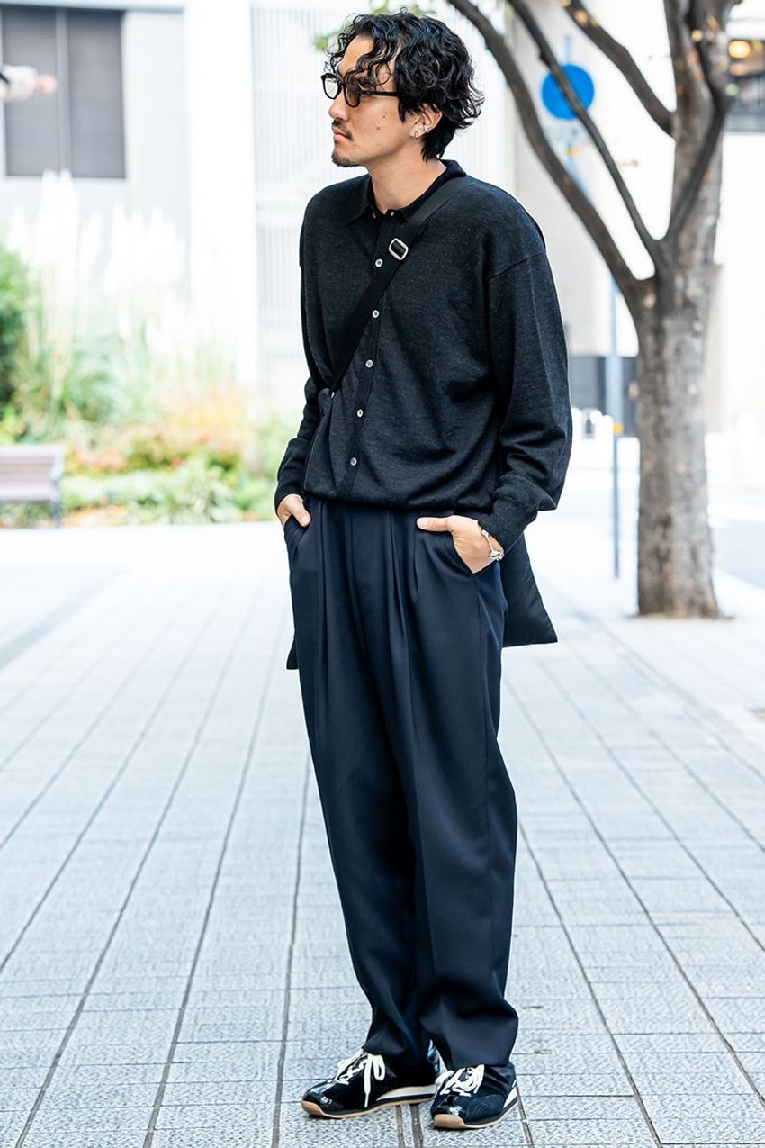 春仕様の“濃色コーデ”好例を街角スナップで！大事すべき“小物使い”、“素材”、“サイズ感” - 4枚目の画像