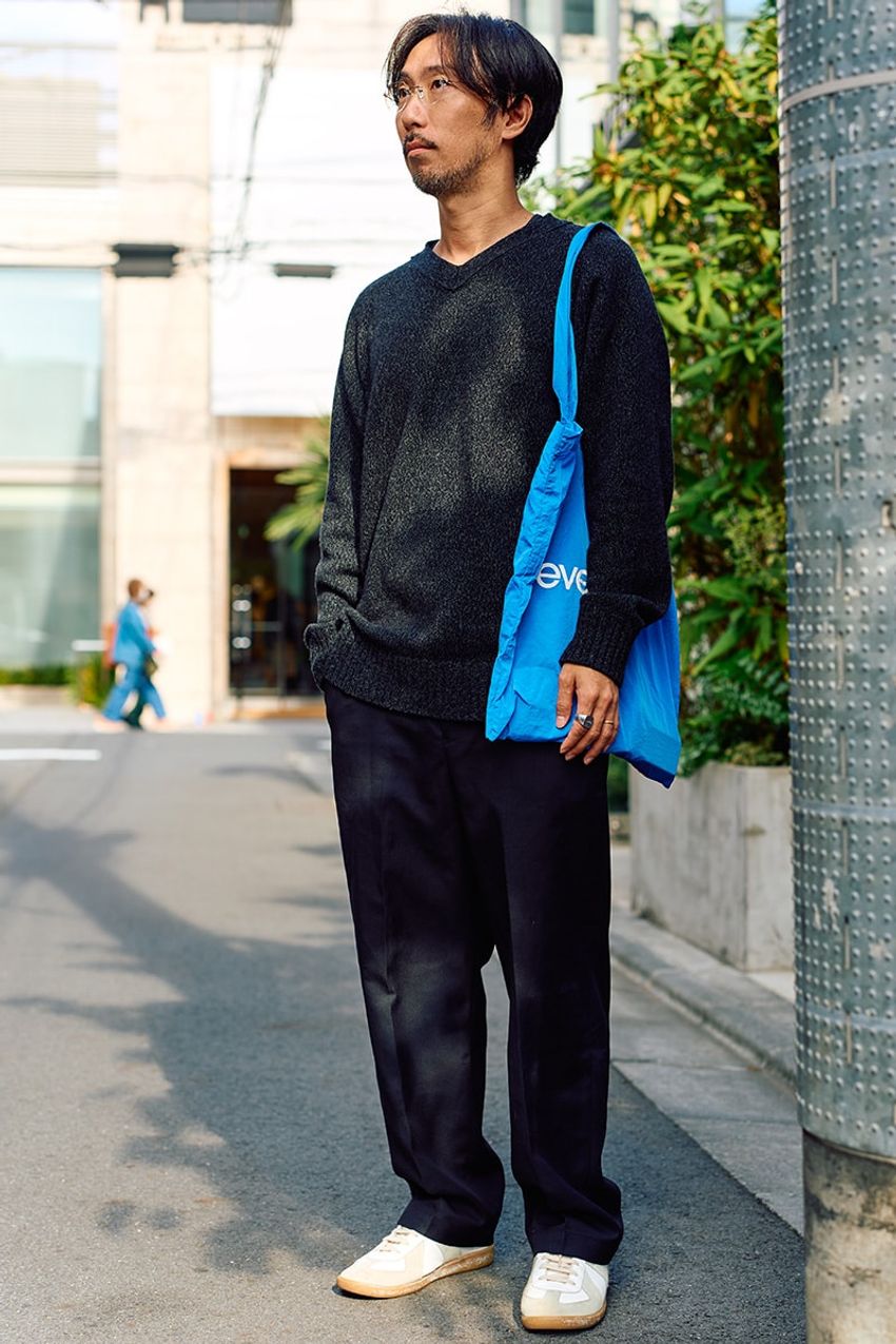 春仕様の“濃色コーデ”好例を街角スナップで！大事すべき“小物使い”、“素材”、“サイズ感” - 2枚目の画像