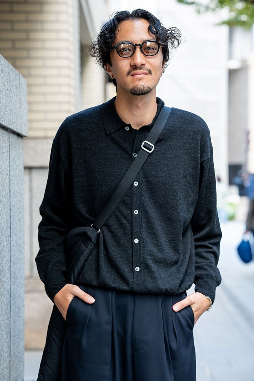 春仕様の“濃色コーデ”好例を街角スナップで！大事すべき“小物使い”、“素材”、“サイズ感” - 5枚目の画像