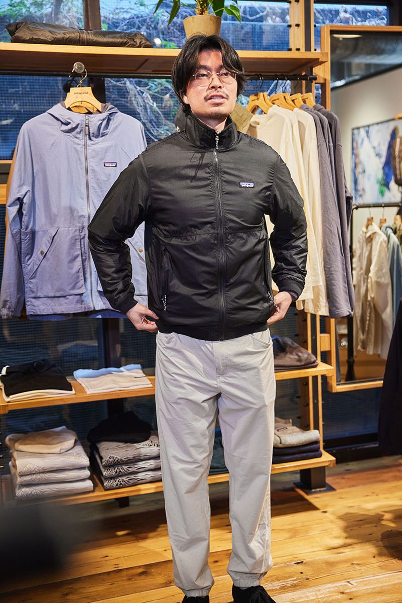 取材日に在庫がなく、シルエットを見せてくれるためにSサイズを着用してもらった。本来ならMサイズを選ぶという。