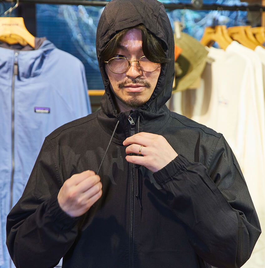 フードはドローコードでもちろん調節可能。首周りはジッパーが直接肌に当たらないように工夫されているので、快適さもポイントだとか。