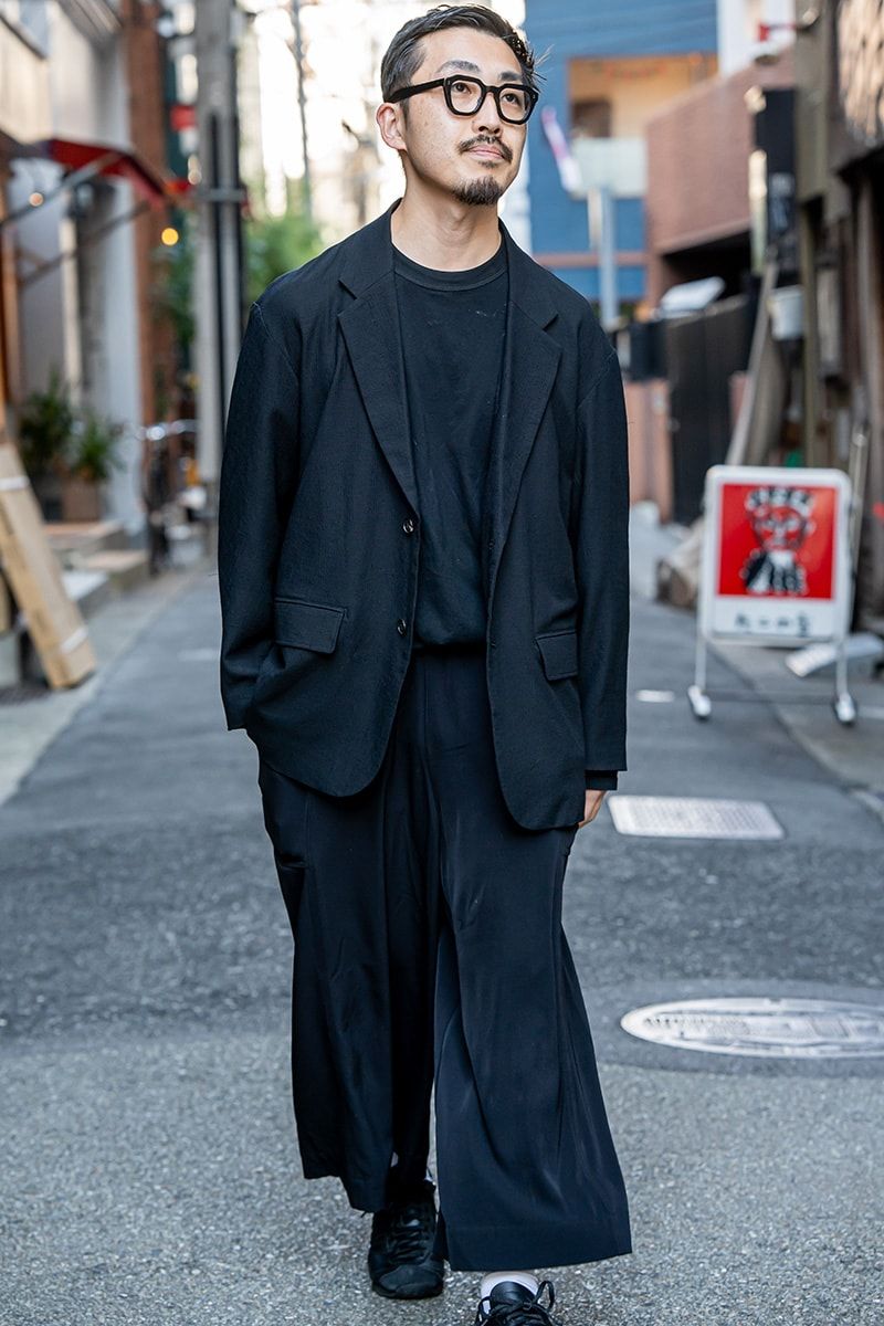 ジャケット＝ユニバーサルプロダクツ　カットソー＝古着　パンツ＝ホープ　スニーカー＝アディダス　眼鏡＝ギュパール