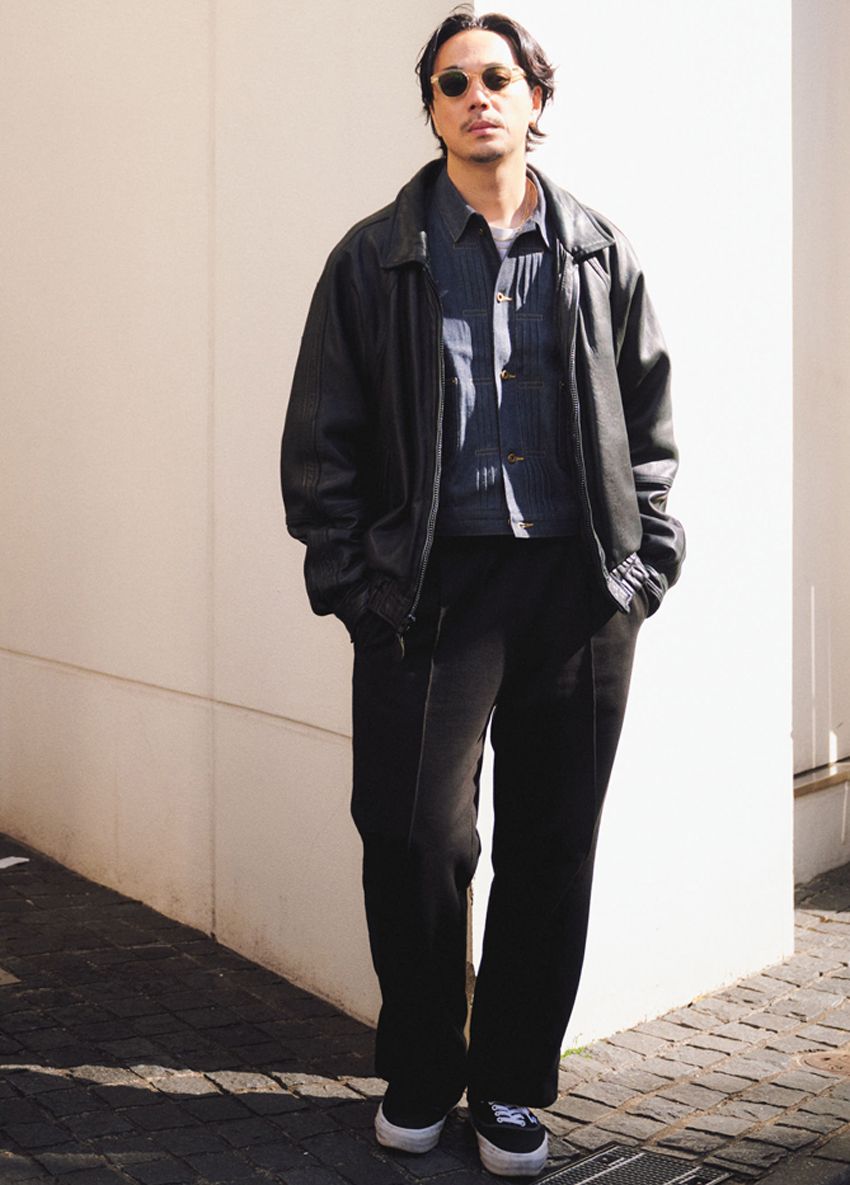 レザージャケット＝古着　Gジャン、リング＝ともにソラリス　Tシャツ＝古着　パンツ＝19SO　アイウェア＝アヤメ　時計＝カルティエ　ネックレス1＝ヴィンテージ　ネックレス2＝19SO　スニーカー＝ヴァンズ