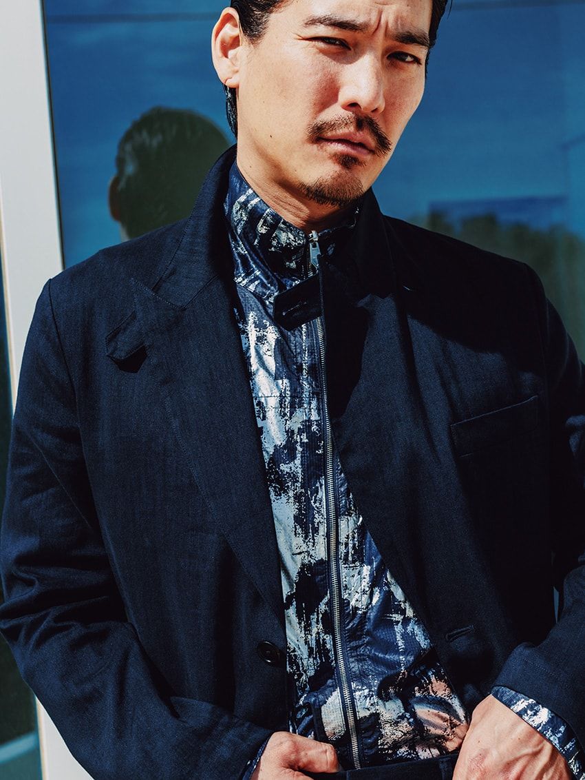 スーツ72万7100円、中に着たオーバーシャツ51万7000円／ともにエルメス（エルメスジャポン