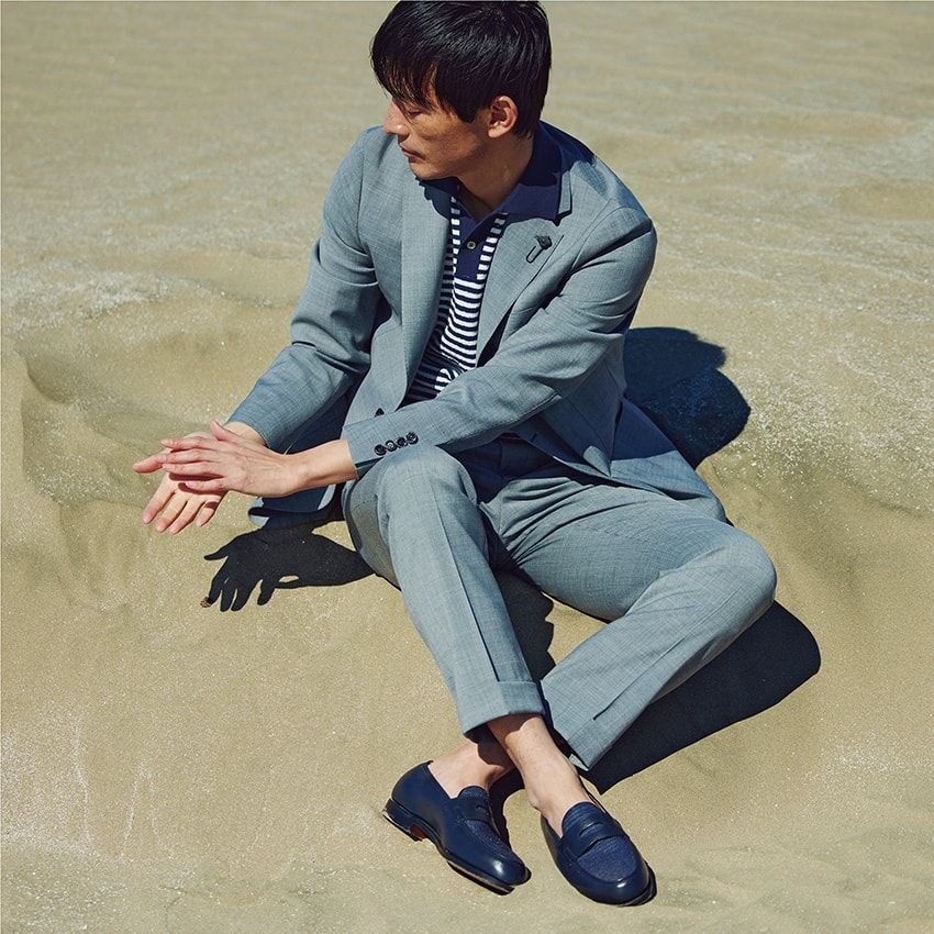 靴24万900円／ジョンロブ（ジョン ロブ ジャパン　03-6267-6010）、スーツ24万7500円／ラルディーニ、ポロシャツ3万6300円／フィリッポ デ ローレンティス（ともにトヨダトレーディング　03-5350-5567）