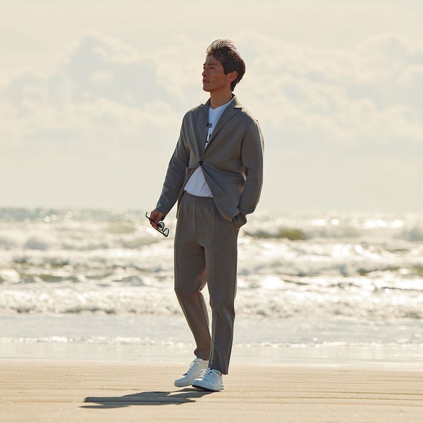 ジャケット31万2400円、パンツ23万2100円、Tシャツ9万7350円、スニーカー14万9600円、サングラス5万2800円、バッグ75万9000円／すべてベルルッティ