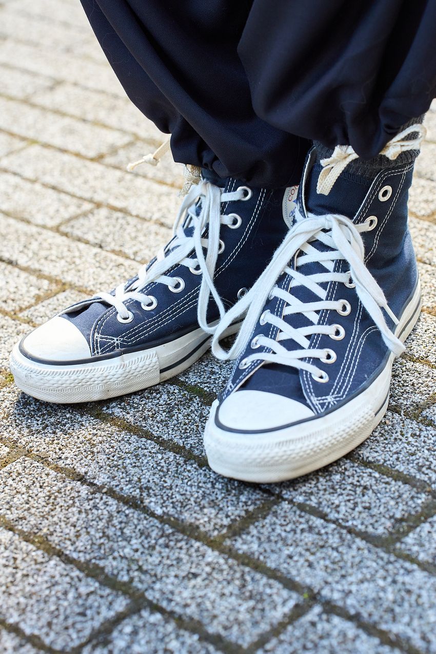 春のダークトーンコーデの正解例をスナップで。「普通スタイル、どう差をつける？」街角3名の答えは…… - 7枚目の画像