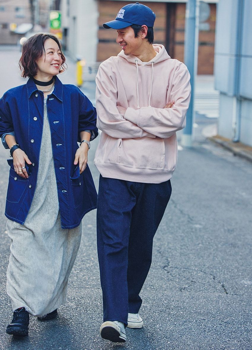 デニムで自然体なリンクコーデ。モデル 安井達郎さん夫婦が実践する“さりげない一体感”の秘訣 - 1枚目の画像