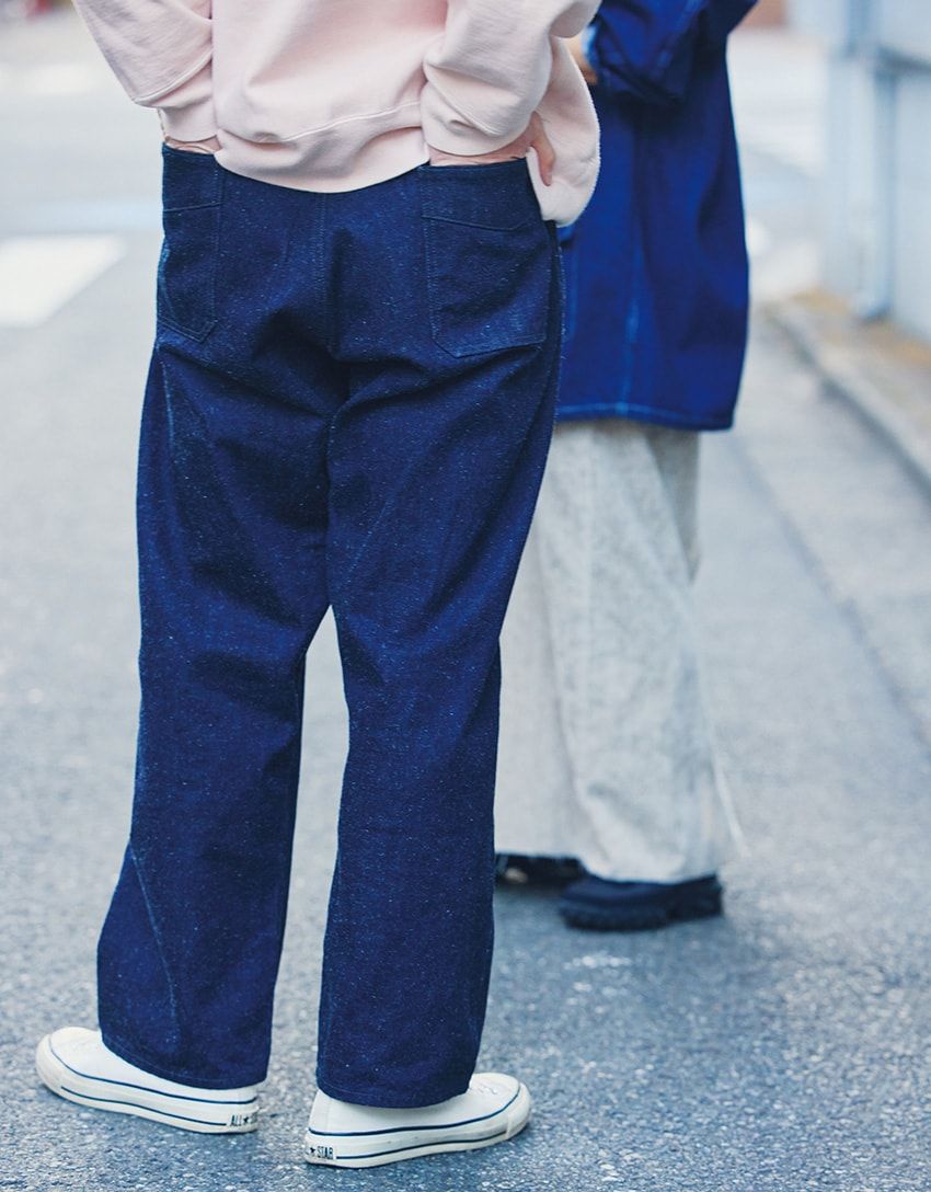 デニムで自然体なリンクコーデ。モデル 安井達郎さん夫婦が実践する“さりげない一体感”の秘訣 - 4枚目の画像