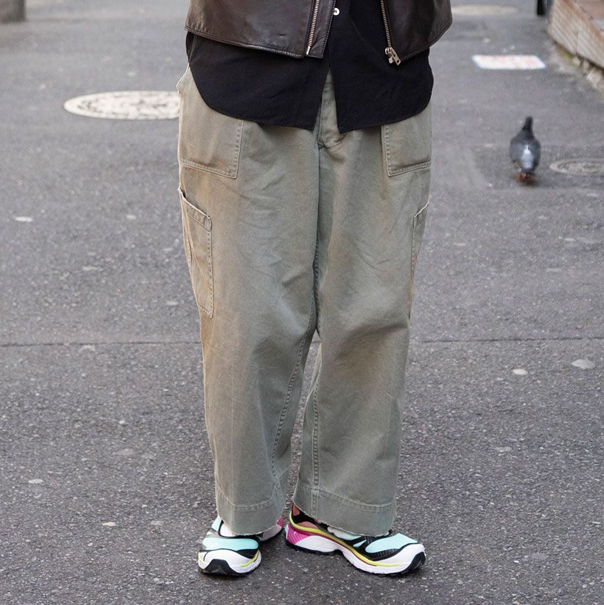 お洒落な人たちが最近はいてる「アプレッセ」。街角の3名の愛用パンツ＆着こなし - 1枚目の画像