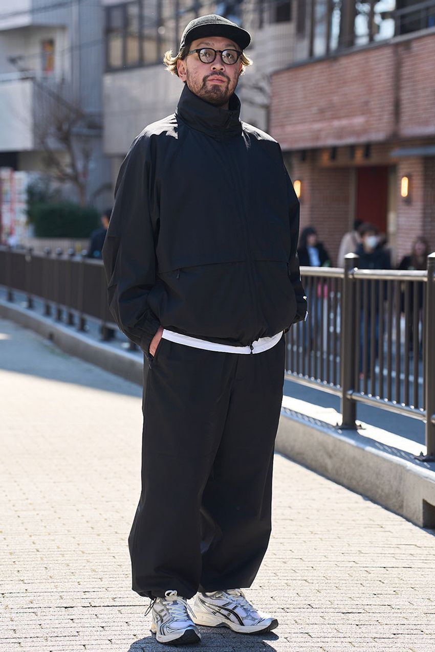 ブラック、ネイビーetc.上下同色コーデが洒落た3名のスナップ。着こなしを単調に見せない小技を紹介 - 5枚目の画像