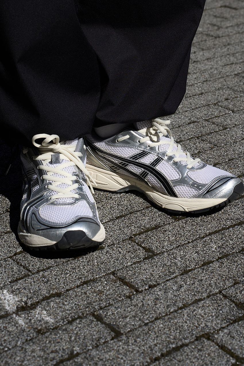 ブラック、ネイビーetc.上下同色コーデが洒落た3名のスナップ。着こなしを単調に見せない小技を紹介 - 7枚目の画像