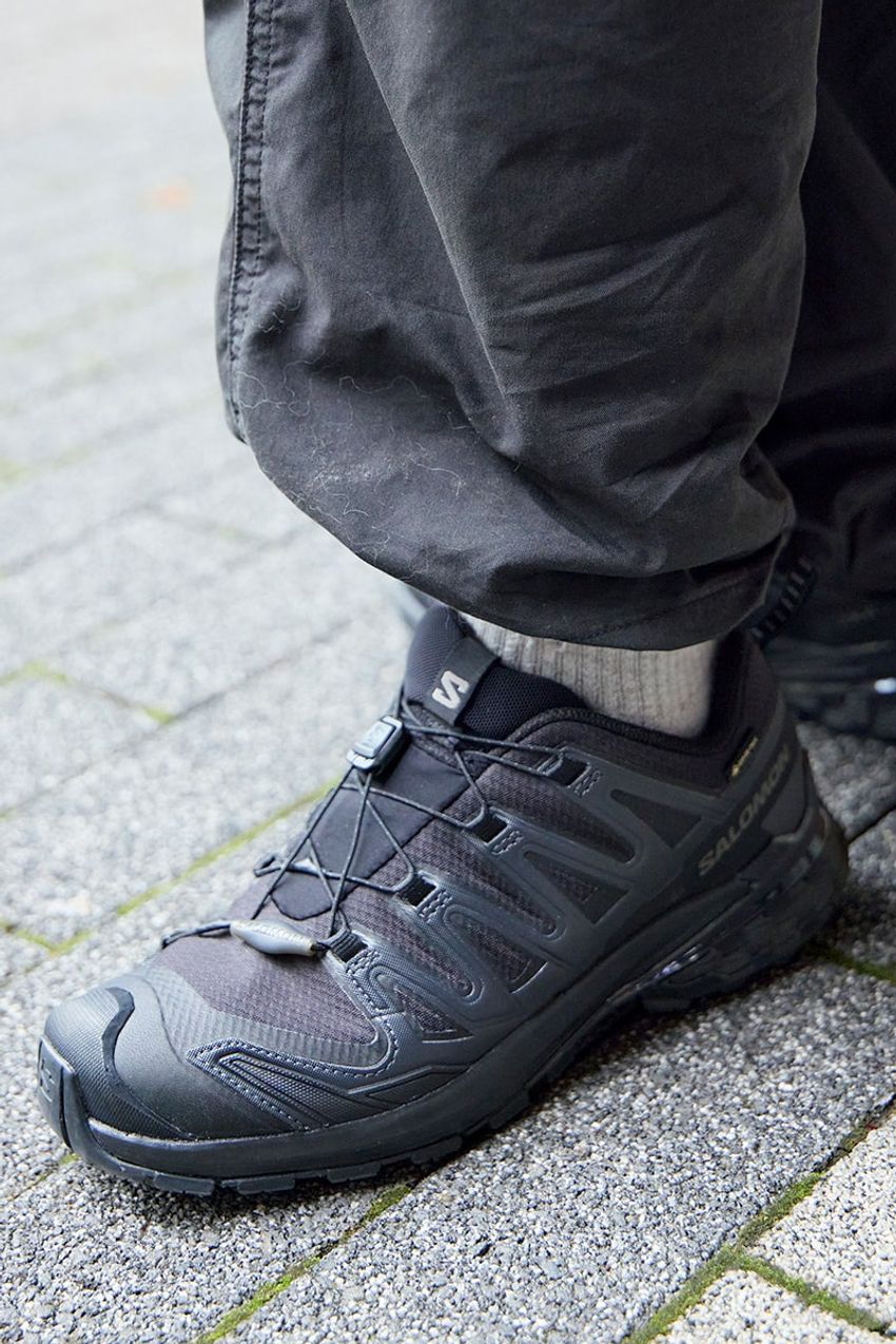 街行く洒落た大人たちは“シャツ”をどう着てる？春コーデで使うときにはコレを見て！ - 9枚目の画像